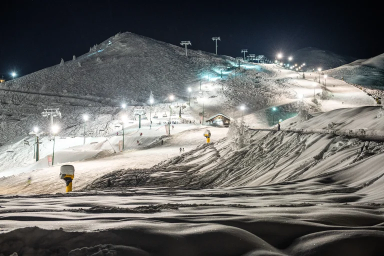 Piste illuminate di Prato Nevoso durante lo sci notturno.
