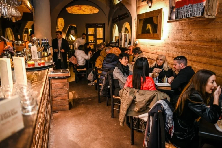 La sala di Chez Dam Bistrot, con il bancone, le volte e le pareti in legno
