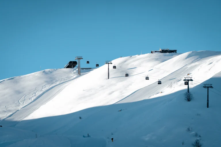 Panorama largo di piste innevate e impianti