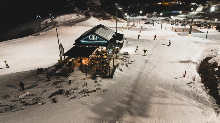 White House vista dall’alto tra le piste illuminate dello Snowpark.