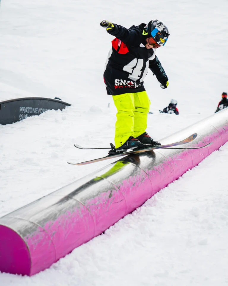 Atleta in azione sulle strutture dello Snowpark.