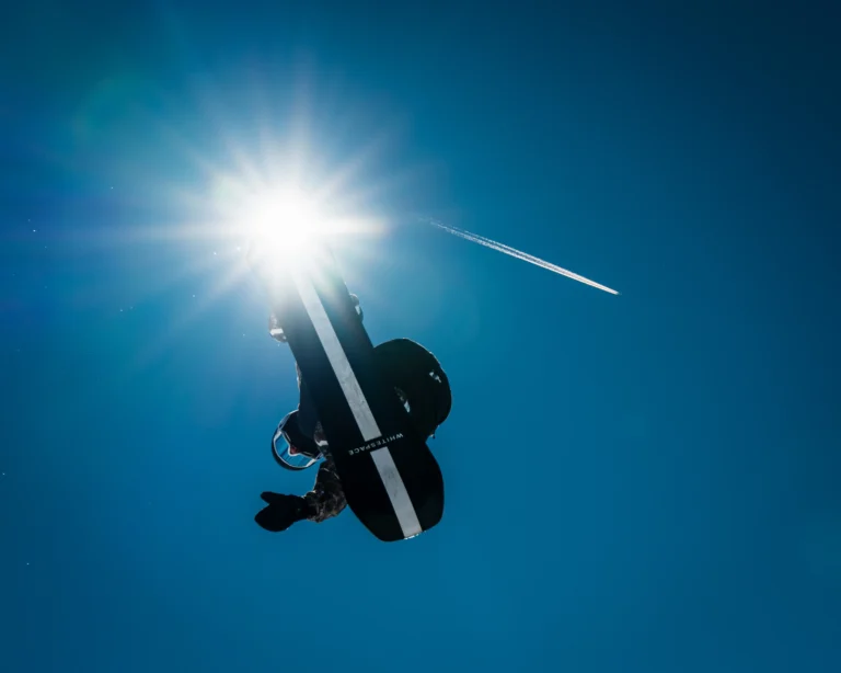 Atleta in azione sulle strutture dello Snowpark.