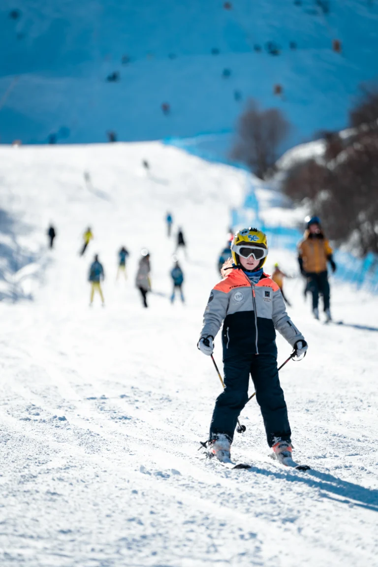 Sciatori sulle piste di Prato Nevoso.