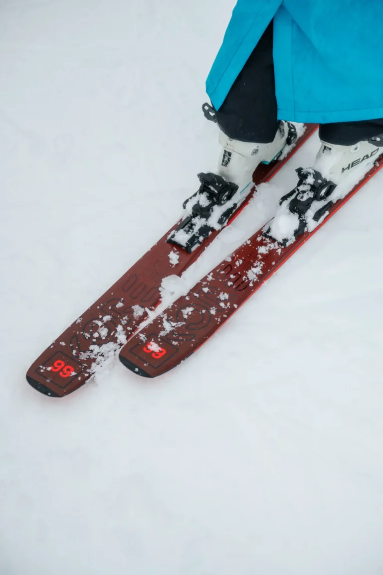 Scarponi agganciati agli sci sulla neve