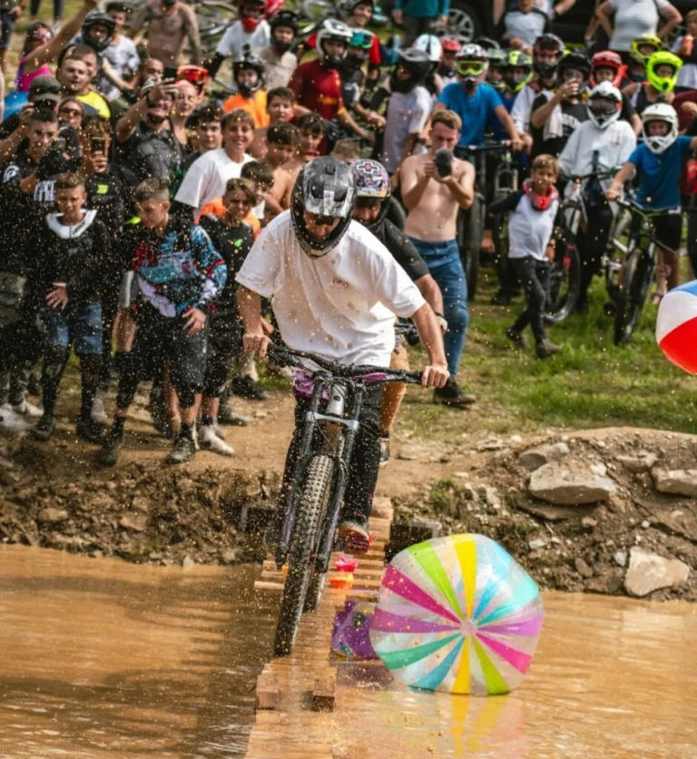 Rider sulla passerella sopra il laghetto, con la crew alle sue spalle