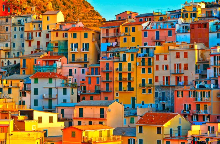 Case colorate addossate l’una all’altra sulla costa delle Cinque Terre