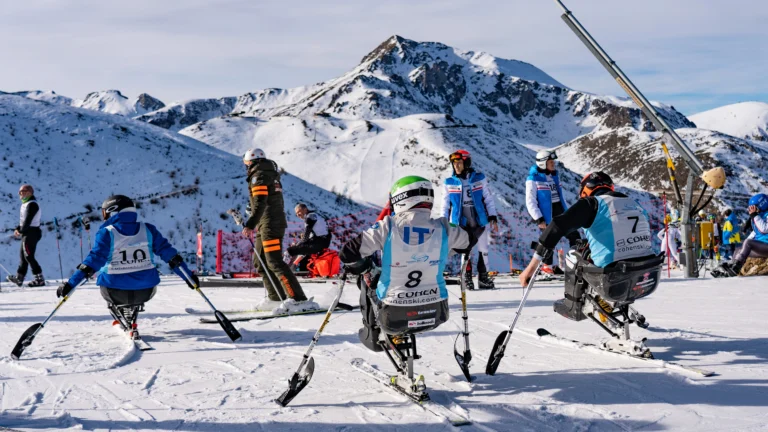 Sci adattato sulle piste innevate di Prato Nevoso.