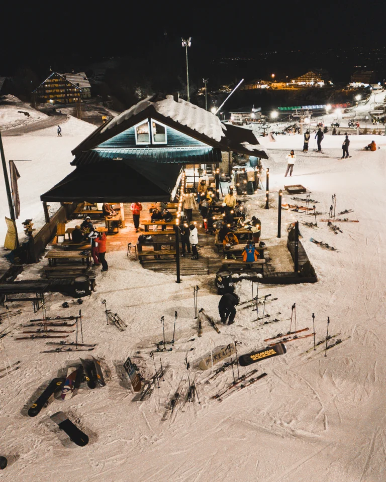 White House allo Snowpark con ospiti all’aperto e piste illuminate di sera.