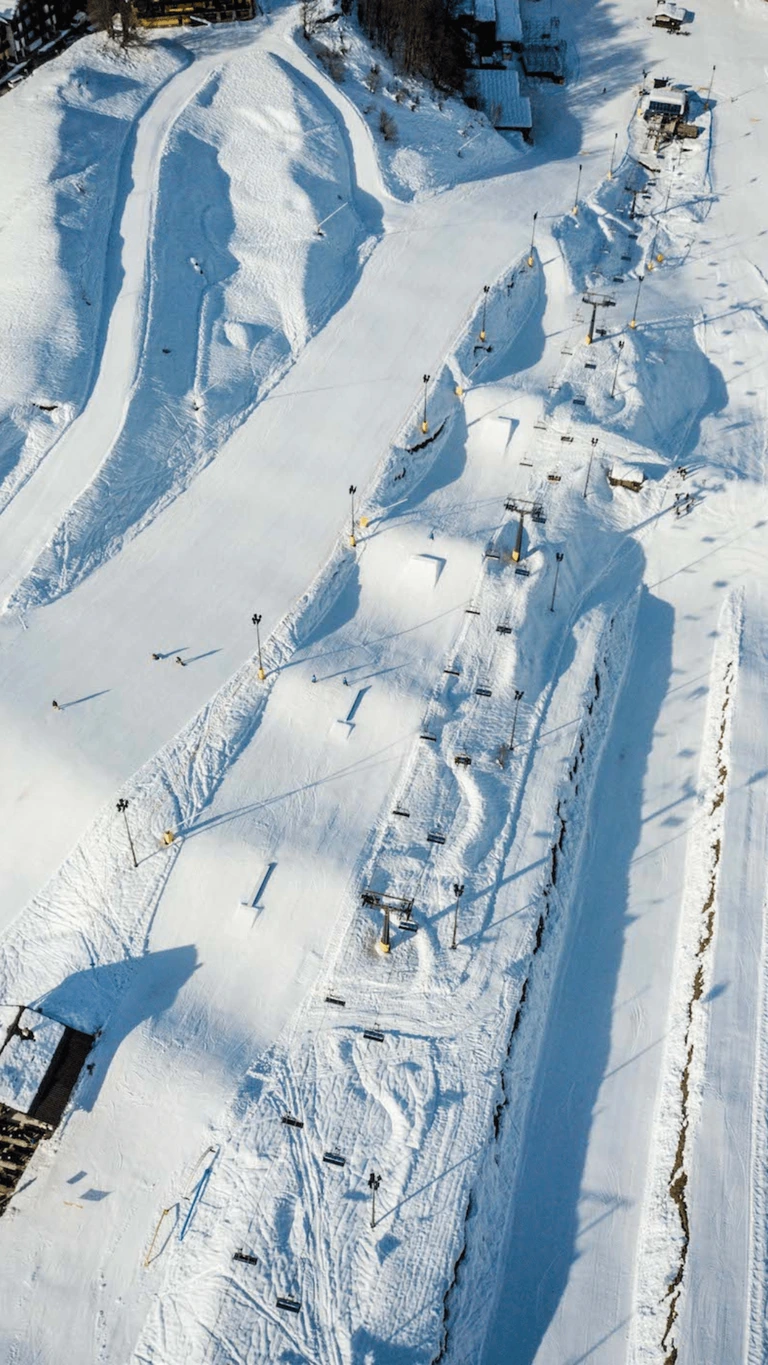 Lo Snowpark visto dall’alto: salti e strutture lungo la seggiovia, tra le piste innevate