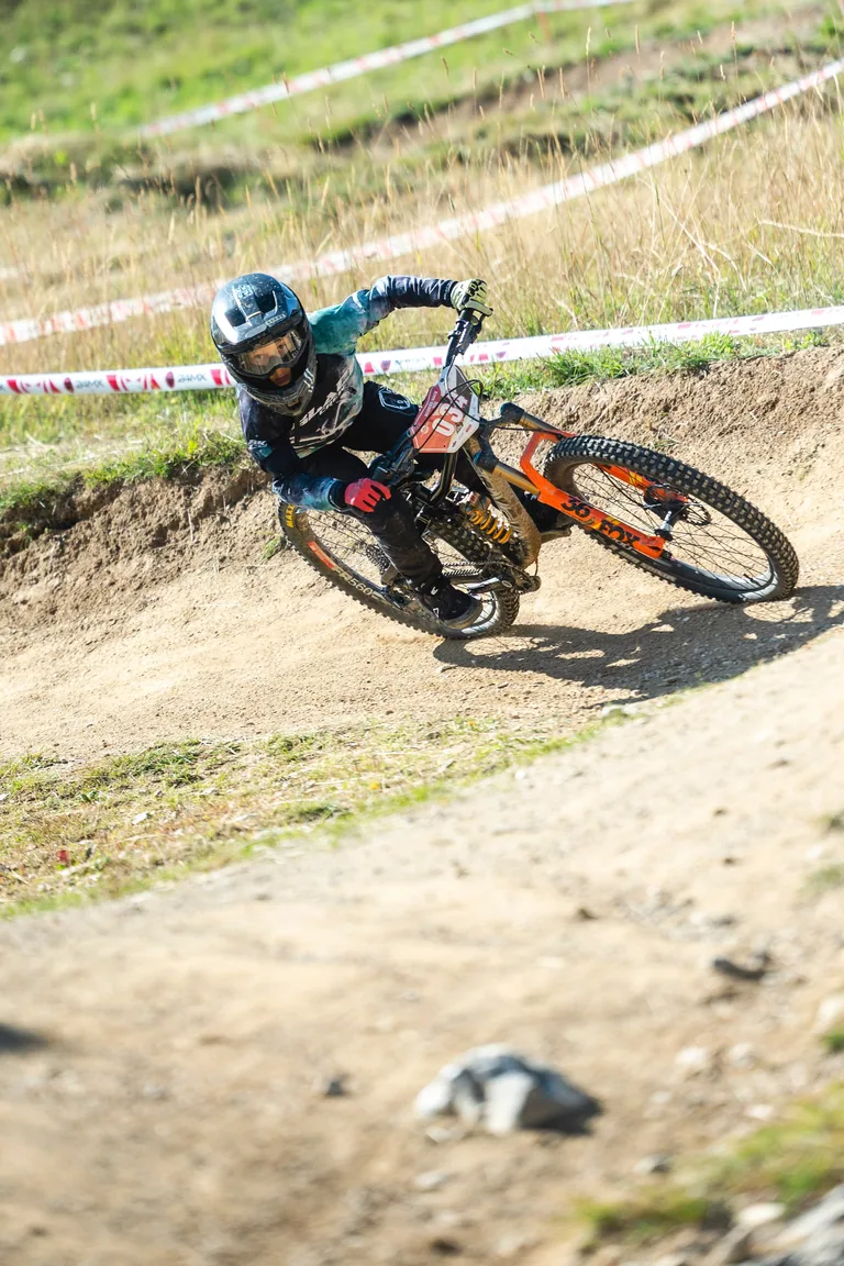 Rider in curva sul percorso sterrato del Bikepark