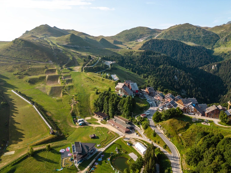Panorama estivo del comprensorio di Prato Nevoso, immagine d’archivio