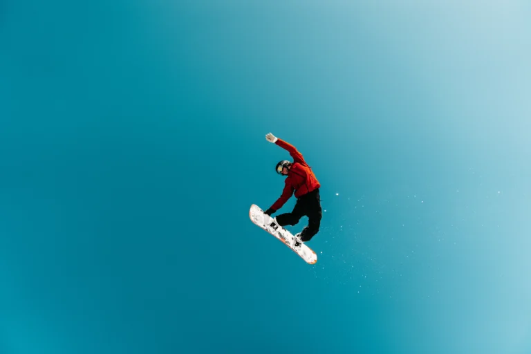 Rider sulle strutture dello Snowpark di Prato Nevoso.