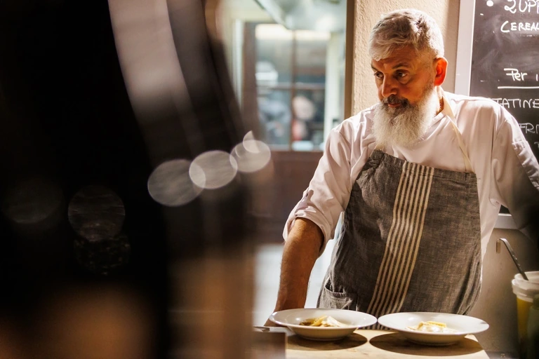 Uno chef dello Chalet Il Rosso al banco della cucina, durante il servizio