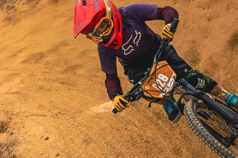 Giovane rider in curva al Bikepark: fotografia di repertorio 2024