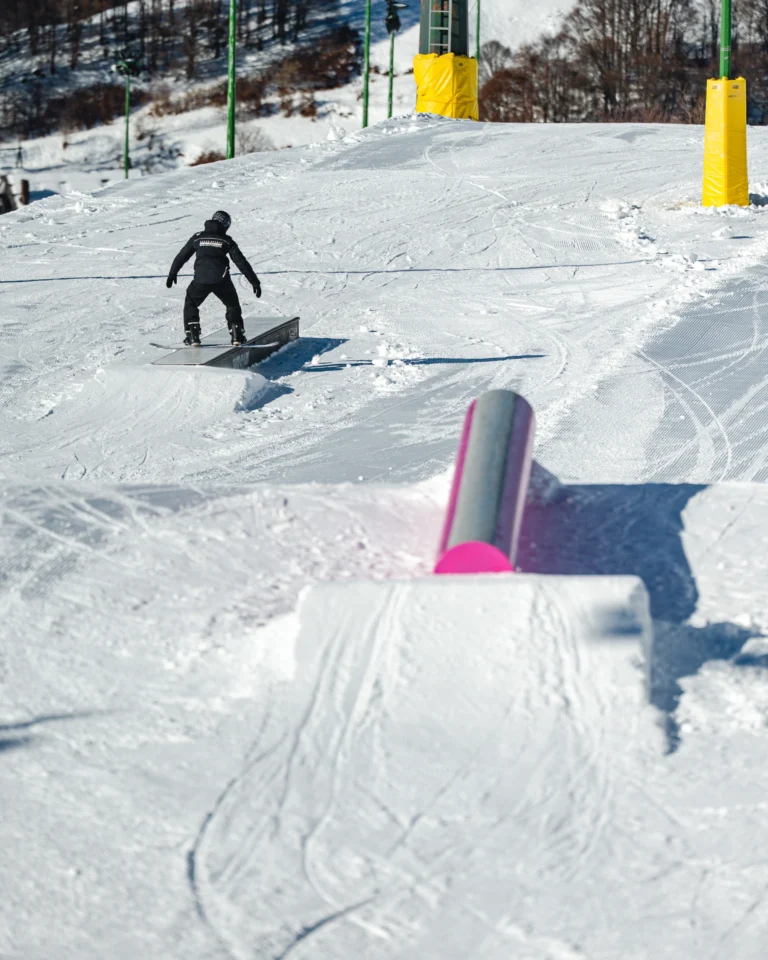 Atleta sulla linea Easy dello Snowpark.